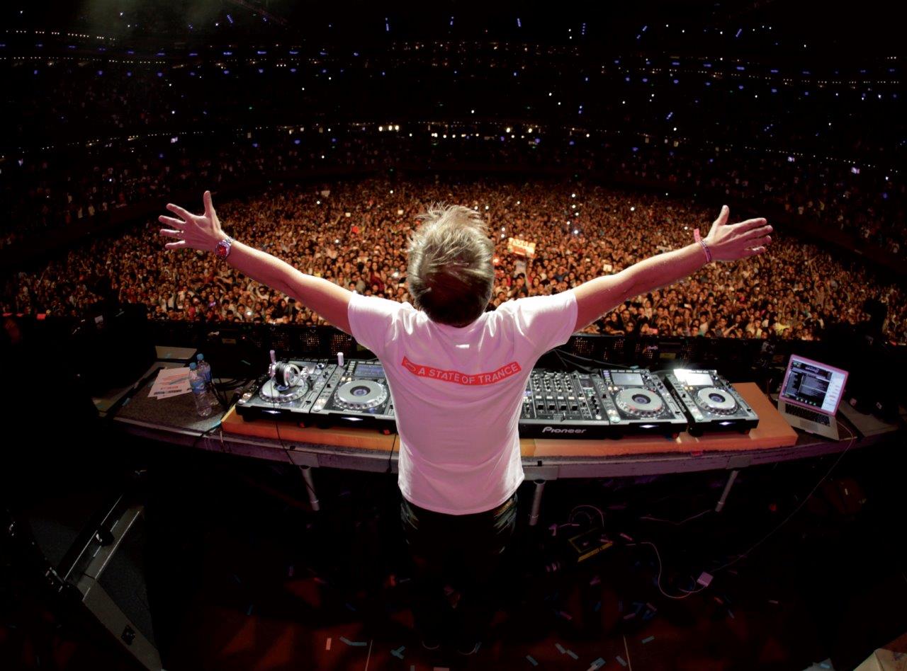 https://nauka.bg/sites/default/files/field/article_image/L-Acoustics_Armin%20Van.jpg